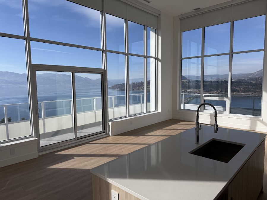 </who>The kitchen and livingroom of one of the penthouses on the 42nd floor.