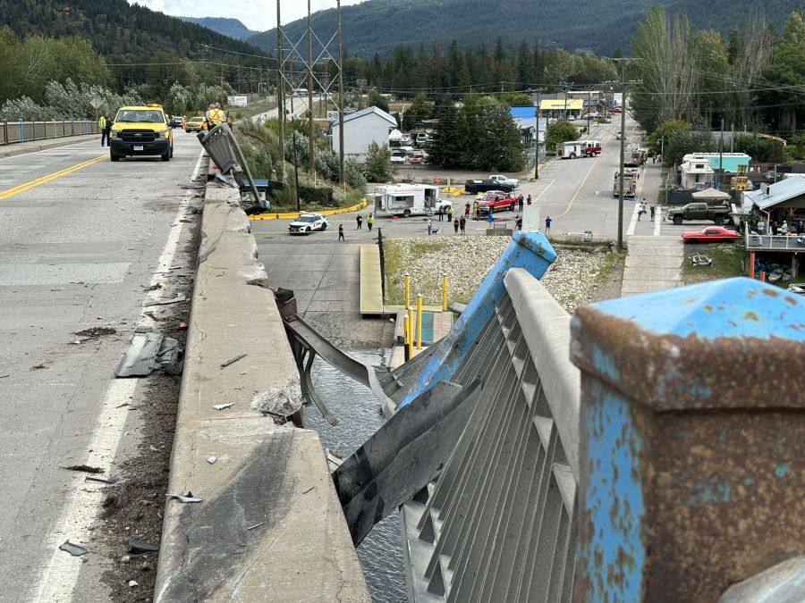<who> Photo Credit: Sicamous Fire Rescue/Facebook