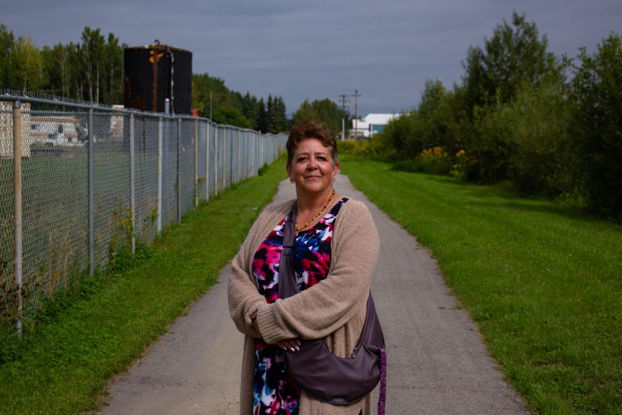 <who> Photo Credit: Aaron Sousa</who>Lynn Bowes, a resident of Slave Lake, Alta., poses for a portrait at a trail near a shuttered homeless shelter on Thursday, Aug. 22, 2024.