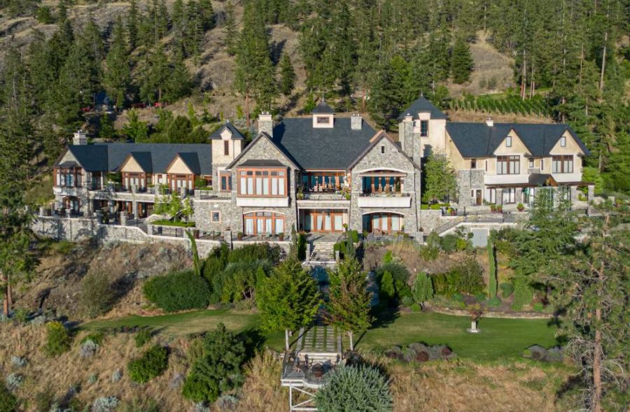 </who>Chateau Okanagan features 8 bedrooms, formal dining room, chef kitchen, oodles of indoor and outdoor living space, wine cellar, theatre, billiards room, pools, hot tubs, tennis court and five beaches.