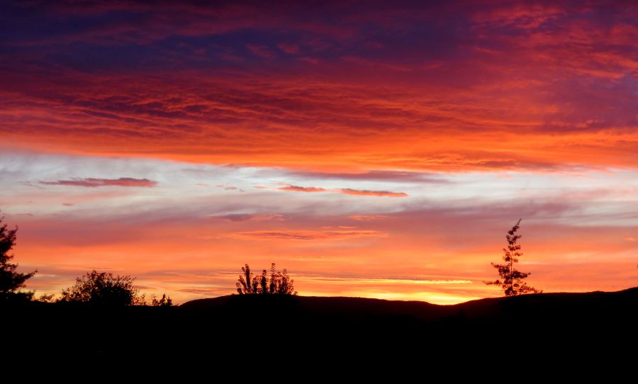 <who> Photo credit: Ed Burke </who> A sunset in Kelowna.