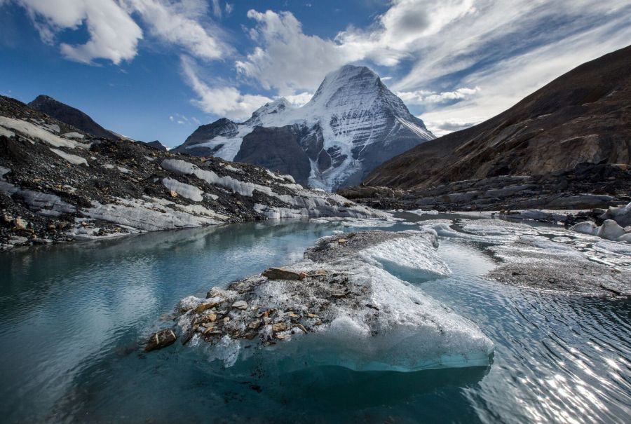 <who> Photo Credit: BC Parks </who> Emperor Face of Mount Robson and Hargreaves Glacier.