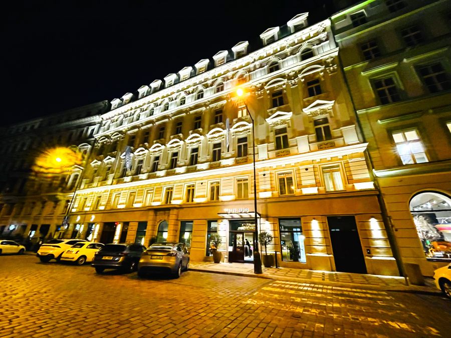 </who>The Julius hotel at night.