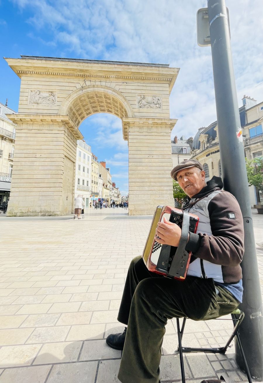 <who>Photo credits: Steve MacNaull/NowMedia Group</who>An old man busks at Dijon’s William Gate.