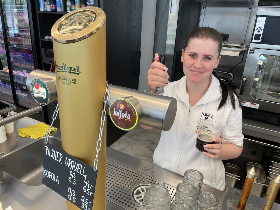 </who>Oksana Seceznova at Tauris bistro shows how Czechia’s favourite beer – Pilsner Urquell – often shares a tap with Czech’s communist-era cola – Kofola.