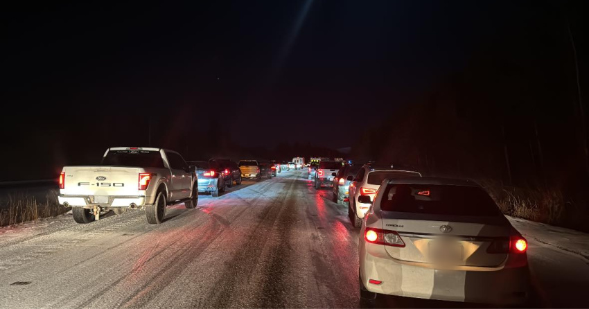 <who>Photo Credit: Liz Jaz/Coquihalla Road Reports Facebook group</who>Gridlock on Hwy 97C late Friday night due to the road closure.