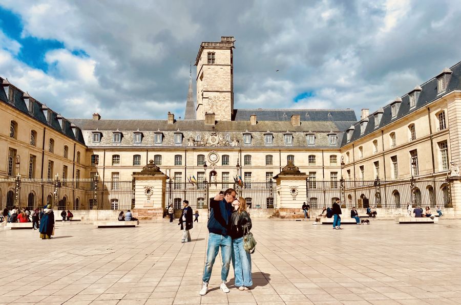 </who>Liberation Square is the ideal place for this couple's kiss selfie.