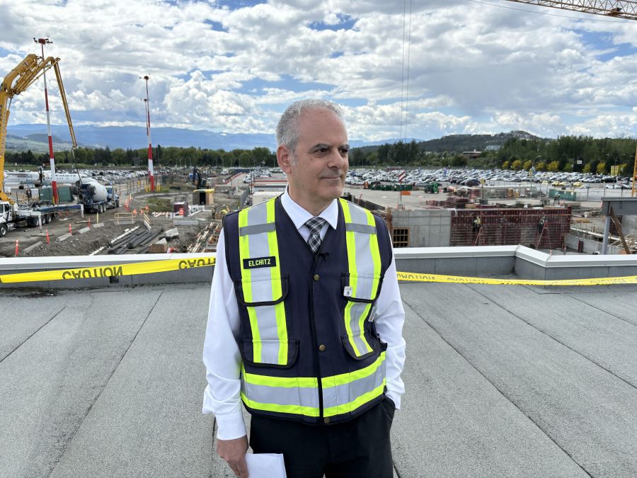 <who> Photo Credit: NowMedia <who> Phillip Elchitz, YLW Operations Director
