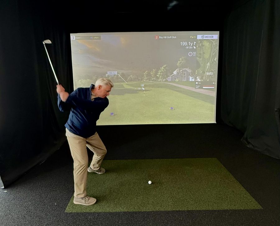 <who>Photo credit: Anthony Beyrouti</who>Golf simulator on the 6th floor.