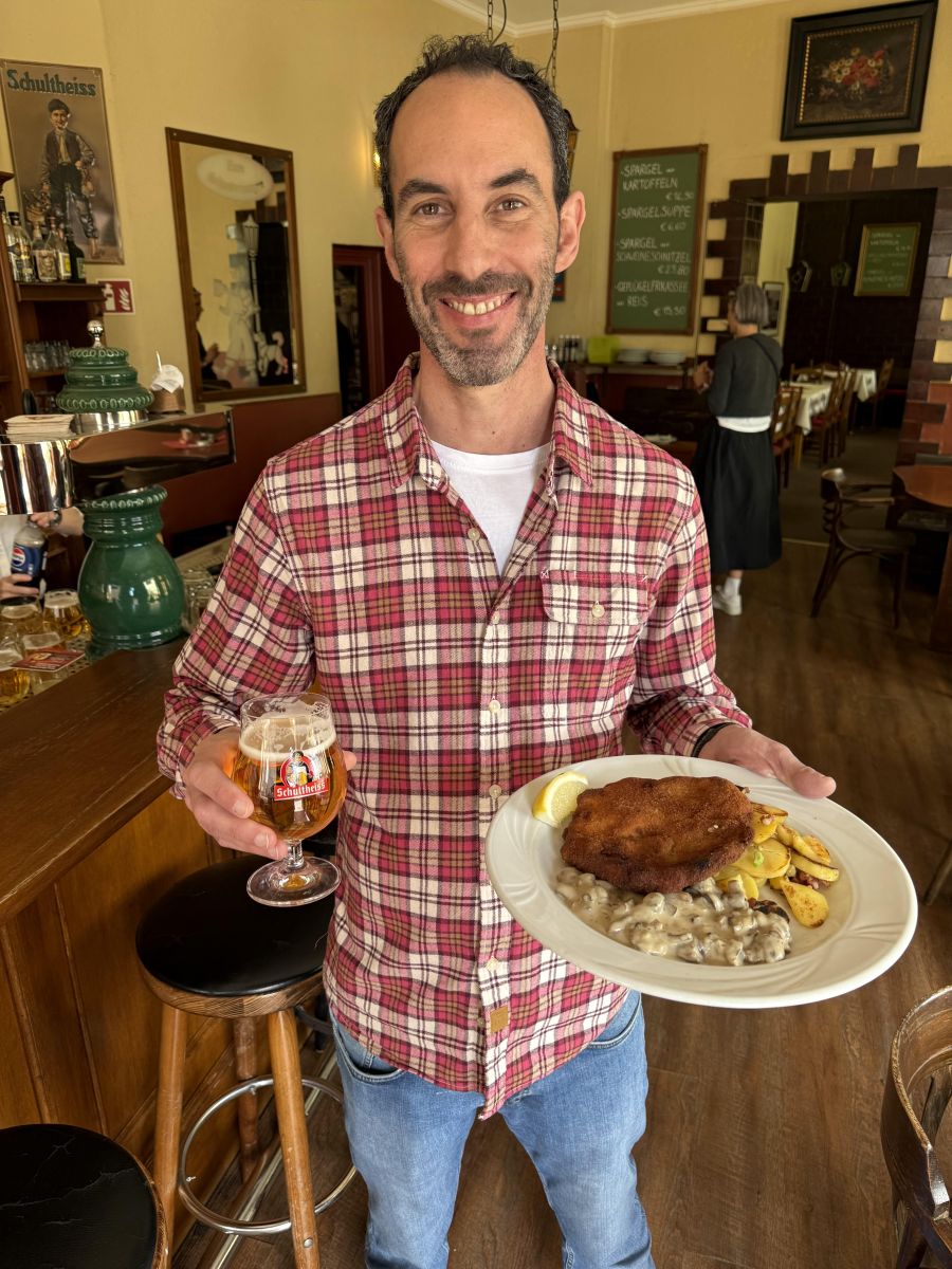 </who>Elements of Food tour guide and chef Itay Novik shows off the pork schnitzel and Schulteiss beer at Speisegaststatte Zum Schusterjungen (yes, it's a mouthful) restaurant.