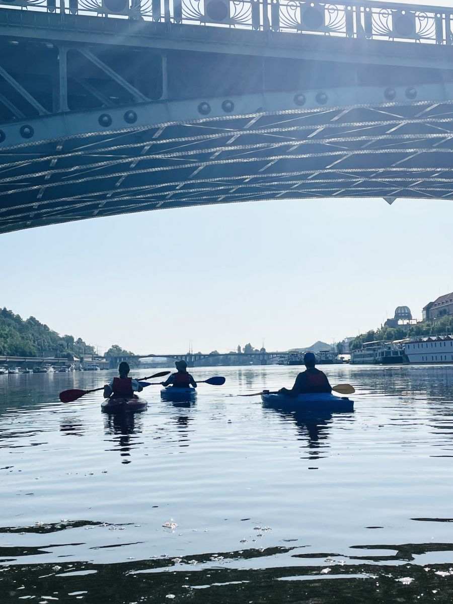 </who>Paddling under Svatopluk Cech Bridge.