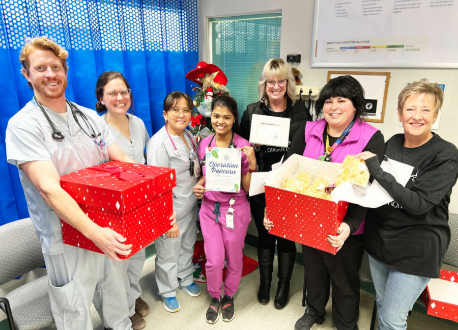 <who> Photo credit: Interior Health </who> Volunteers with BC Transplant, and family of an organ donor now passed-on, thank health-care workers at the Cariboo Memorial Hospital by gifting them with a box of popcorn. Dr. Mike Garrard (from left), Mandy Simpson, Juliet Oakley, Steffy Varghese, Deanna Desjarlais, Brielle Gagnon and Debbie Lynn.