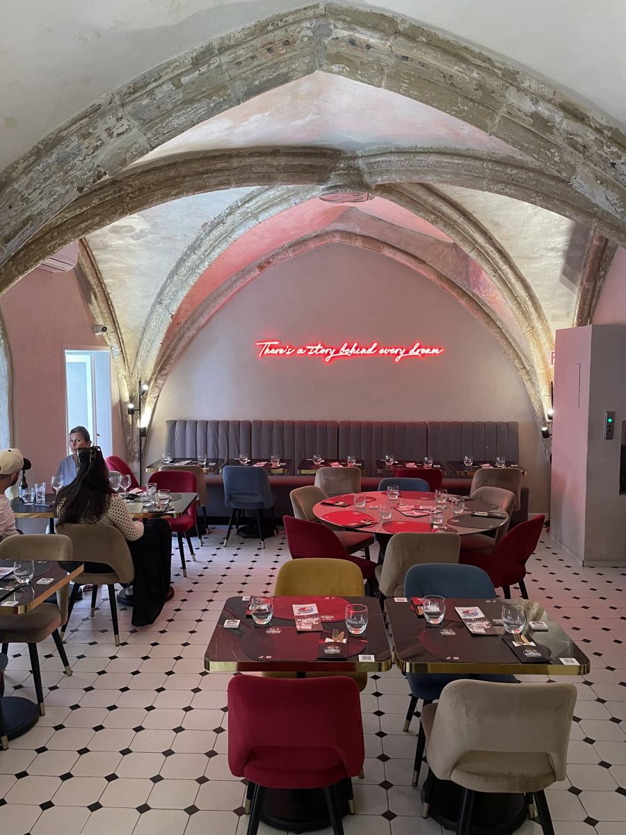 </who>The upstairs restaurant definitely has churchy architecture.