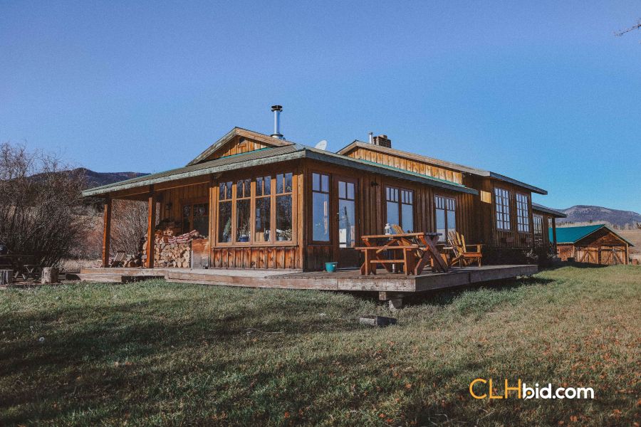 <who>Photo credit: CLHBid.com</who>The collection includes numerous ranch houses.