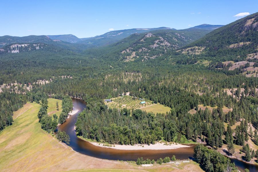 </who>The land is remote, the setting peaceful.