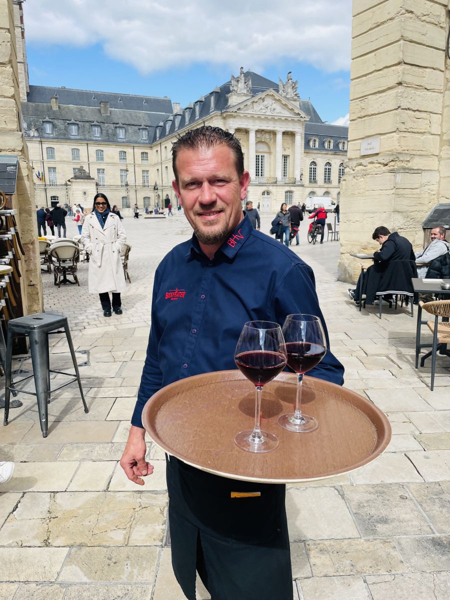 </who>Fred the waiter brings us Pinot Noir at Brasserie Hotel de Ville (BHV). Below, Steve and Kerry MacNaull enjoy that Pinot Noir.