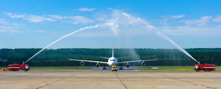<who>Photo credit: Wikimedia Commons</who>A water cannon salute similar to this will greet the first Porter Airlines jet to land in Kelowna tomorrow morning.