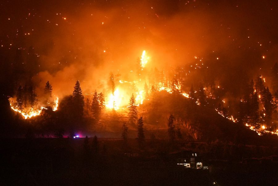 <who>Photo Credit: NowMedia</who>The McDougall Creek wildfire rages in the Traders Cove area on the west side of Okanagan Lake as it spread north toward Lake Okanagan Resort.
