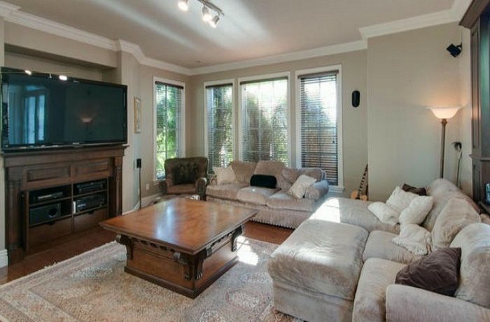 <who>Photo Credit: Remax