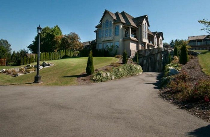 <who>Photo Credit: Remax