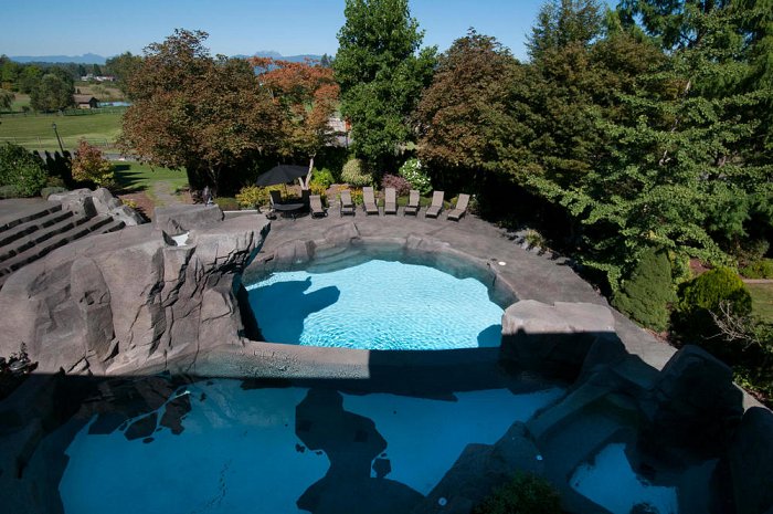<who>Photo Credit: Remax