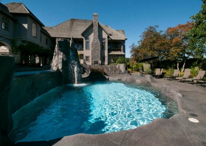 <who>Photo Credit: Remax